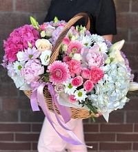 Композиция солнечный день в Кызыле Цветочная композиция из Розы, Хризантемы, Пионы и Лизиантусы в корзине в Кызыле